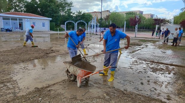 Belediyemize ait Evani Kır Bahçesi Düğün ve Etkinlik Alanınında sel taşkını sonucu oluşan hasar ve kirlilik belediye personellerimizin yoğun ve özverili çalışmaları sonucu giderilerek; alan, bu akşam ki düğün için hazır hale getirildi.