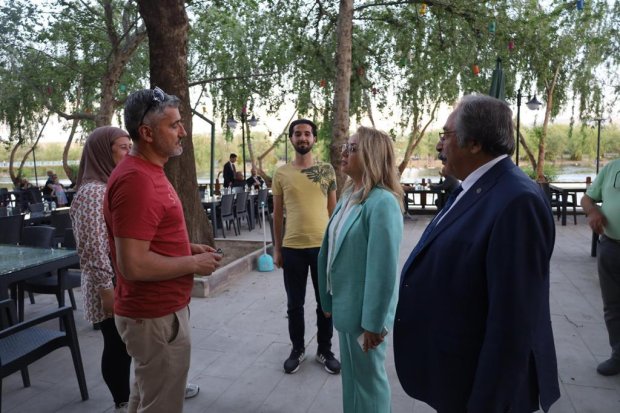 Milletvekilimiz Sayın Prof. Dr. Filiz Kılıç ve Belediye Başkanımız Sayın Mustafa Kenan Sarıtaş, sosyal tesislerde bulunan vatandaşlarımızla da sohbet ettiler ardından sosyal tesislerde devam eden çalışmaları incelediler.