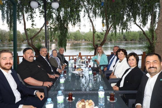 Milletvekilimiz Sayın Prof. Dr. Filiz Kılıç ve Belediye Başkanımız Sayın Mustafa Kenan Sarıtaş, sosyal tesislerde bulunan vatandaşlarımızla da sohbet ettiler ardından sosyal tesislerde devam eden çalışmaları incelediler.