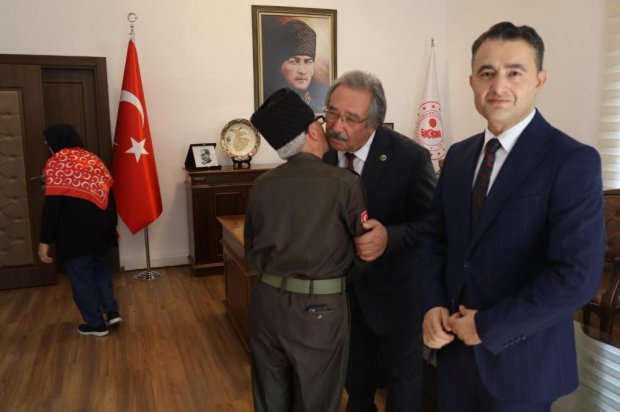 30 Ağustos Zafer Bayramı kutlama töreninin ardından, Avanos Kaymakamlık makamında tebriklerin kabulü gerçekleştirildi.