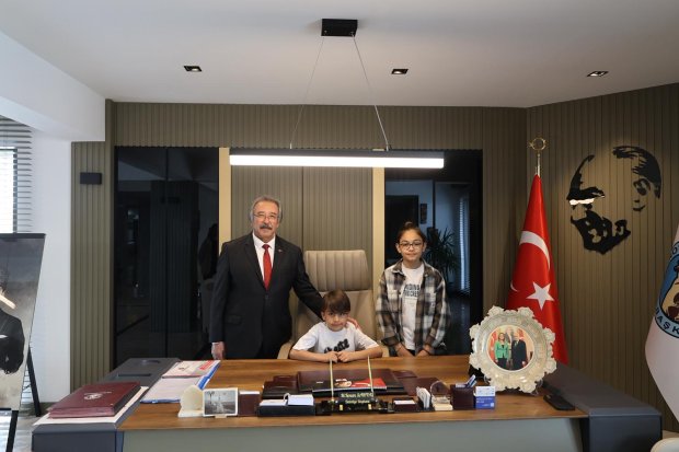 BELEDİYE BAŞKANIMIZ BAŞKANLIK KOLTUĞUNU ÇOCUKLARA DEVRETTİ