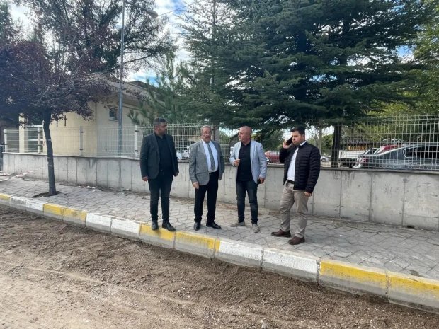 Belediye Başkanımız Mustafa Kenan Sarıtaş Belediye ekiplerimiz tarafından, ilçemiz Kapadokya ve Zelve caddesinde sıcak asfalt çalışması öncesi zemin hazırlığı ve kaldırım tamiratı çalışmasını yerinde inceledi.
