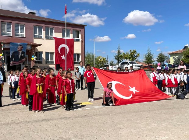 MHP Grup Başkanvekili ve Nevşehir Milletvekilimiz Prof. Dr. Filiz Kılıç, Avanos Kaymakamı Osman Bilici ve Belediye Başkanımız Mustafa Kenan Sarıtaş Ayhanlar İlkokulu tarafından hazırlanan 2024-2025 Eğitim - Öğretim Yılı Okul heyecanı kutlama programı ve A
