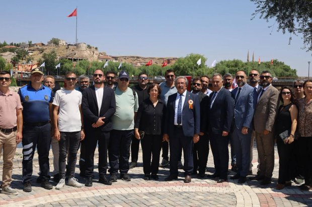 Ulaştırma ve Altyapı Bakanımız Sayın Abdulkadir Uraloğlu’nun katılımlarıyla kapsamlı şekilde restorasyonu tamamlanarak hizmete giren Tarihi Taş Köprümüzün resmi açılışı tören gerçekleştirildi.