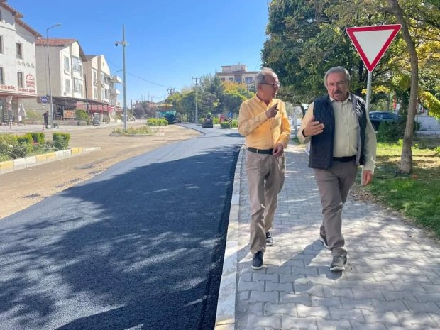 Belediye Başkanımız Mustafa Kenan SARITAŞ Zelve Caddesi hastane kavşağında devam eden sıcak asfalt çalışmasını yerinde inceledi.