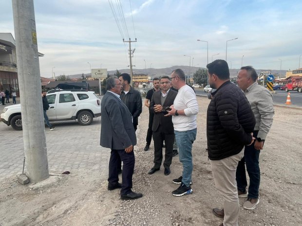 Belediye Başkanımız Sayın Mustafa Kenan Sarıtaş, Nevşehir Vali Yardımcısı ve İl Özel İdaresi Genel Sekreteri Sayın Hüseyin Çam ile Avanos–Çavuşin güzergahında yapımı devam eden bisiklet yolu ve parkuru çalışmalarını sahada inceledi.