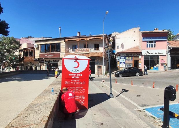 Avanos Belediye Başkanlığı, Türk Kızılay Nevşehir Şubesi ve Kızılay Lojiştik işbirliği protokolü kapsamında 8 noktaya kıyafet bağış kutuları yerleştirildi.