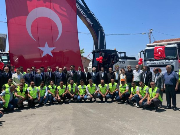 Nevşehir İl Özel İdaresi tarafından düzenlenen “Sezon Açılışı ve Araç Tanıtım Programı”, yoğun bir katılımla İl Özel İdaresi yerleşkesinde gerçekleştirildi.