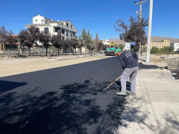 Kapadokya Caddesinde sıcak asfalt yol yapım çalışması cadde sonuna yaklaştı.