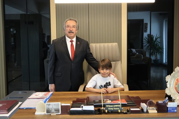BELEDİYE BAŞKANIMIZ BAŞKANLIK KOLTUĞUNU ÇOCUKLARA DEVRETTİ