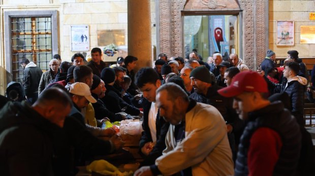 REGAİP KANDİLİ’NDE HEMŞEHRİLERİMİZE HELVA İKRAMI