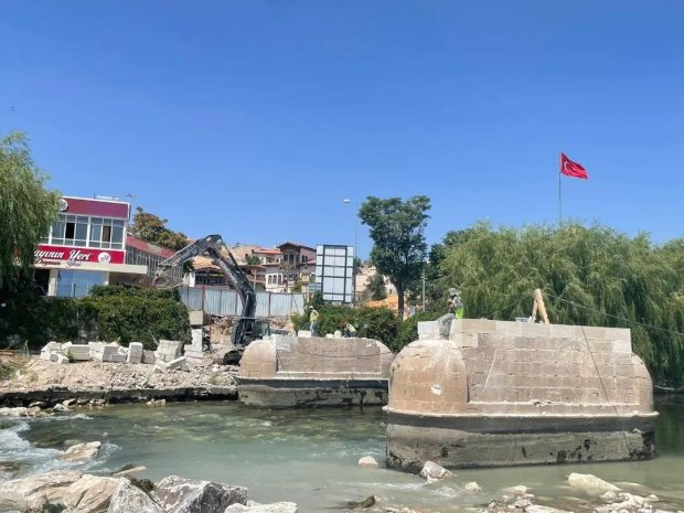 Belediye Başkanımız Mustafa Kenan Sarıtaş, restorasyon süreci devam eden Tarihi Taş Köprü’nün çalışmalarını yerinde inceledi.