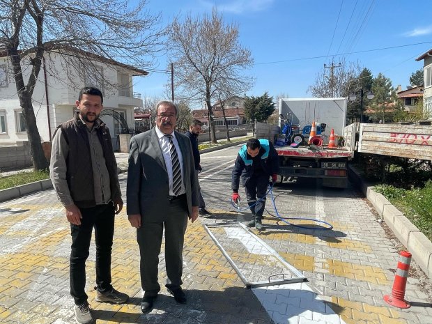 Yaya ve araç güvenliği amacıyla rampa önlerinde yol boyama çalışmaları yapılıyor.