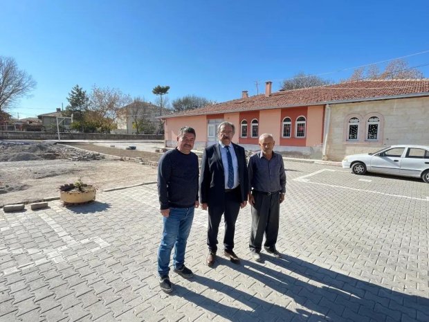 Belediye Başkanımız Mustafa Kenan Sarıtaş 100. Yıl İlköğretim Okulu'nda devam eden peyzaj düzenleme çalışmasını yerinde inceledi.