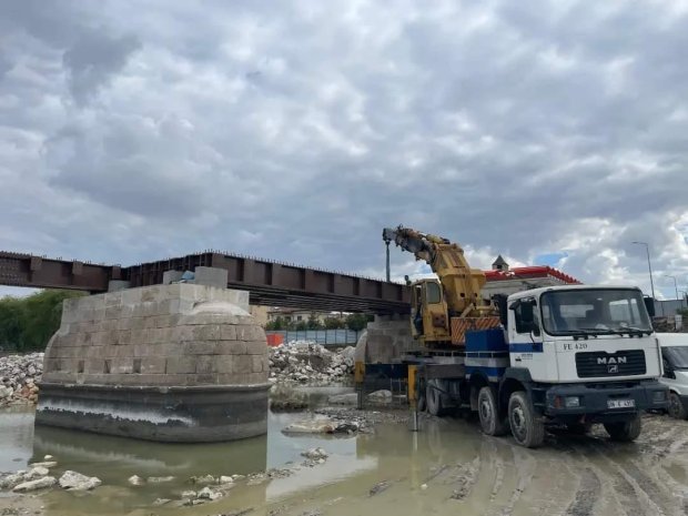 Belediye Başkanımız Mustafa Kenan Sarıtaş, Tarihi Taş Köprümüzdeki çalışmaları yerinde incelemeye devam ediyor.