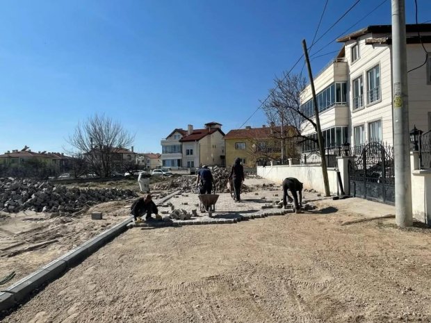 Belediye Başkanımız Sayın Mustafa Kenan Sarıtaş, kilit parke yol ve bordür çalışmalarını inceledi.