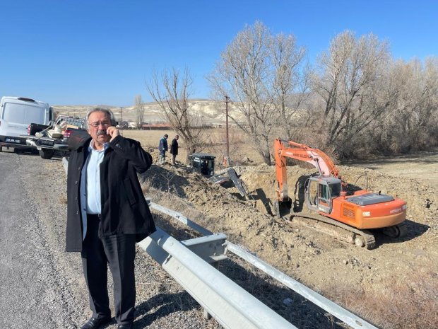 Belediye Başkanımız Sn. Mustafa Kenan Sarıtaş, Bozca su hattındaki arızanın bulunduğu alanda yürütülen tamirat çalışmalarını inceledi.