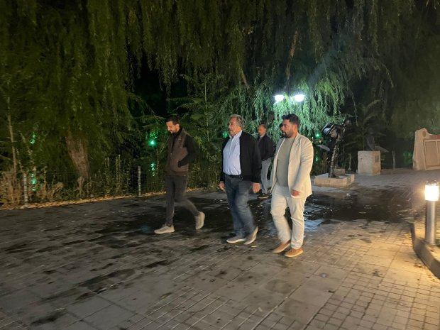 Belediye Başkanımız Sayın Mustafa Kenan Sarıtaş, Belediye Meclis Üyemiz Sayın Avukat Vedat Elma ve Fen İşleri Müdür Vekilimiz Sayın Mustafa Tolga Bostancı ile birlikte, gece saatlerinde şehir merkezinde saha incelemelerinde bulundular.