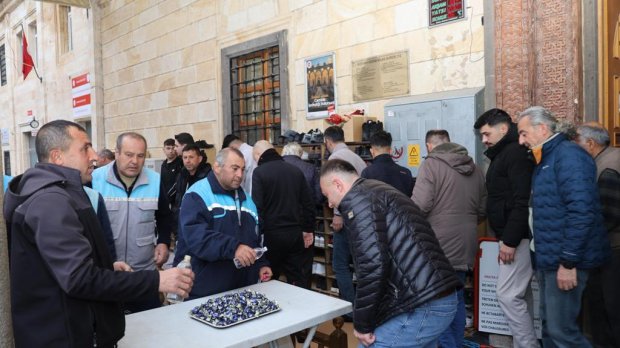 Belediye Başkanımız Sayın Mustafa Kenan Sarıtaş Bayram Namazının ardından Şehit Şevket Tekin Merkez Camii’nde hemşehrilerimizle bayramlaştılar.