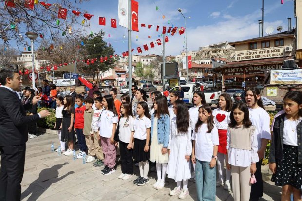 Avanos’ta 23 Nisan Ulusal Egemenlik ve Çocuk Bayramı, Çelenk Sunumu ve Kortej Yürüyüşü ile Başladı