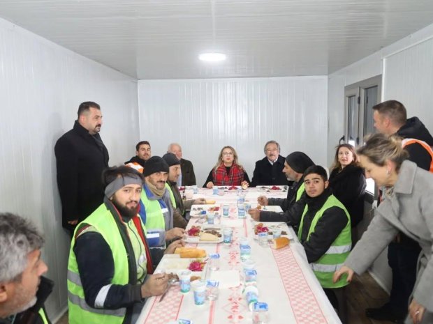 TBMM MHP Grup Başkanvekili ve Nevşehir Milletvekilimiz Sn. Prof. Dr. Filiz Kılıç ile Belediye Başkanımız Sn. Mustafa Kenan Sarıtaş, ilçemizde yapımı devam eden yeni hükümet konağı binasının inşaat ve şantiyesini ziyaret ettiler.