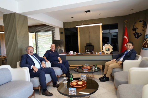 Nevşehir İl Jandarma Komutanı Sayın Kıdemli Albay Mehmet Çelik ve Avanos Kaymakamımız Sayın Osman Bilici, Belediye Başkanımız Sayın Mustafa Kenan Sarıtaş’ı makamında ziyaret ettiler.