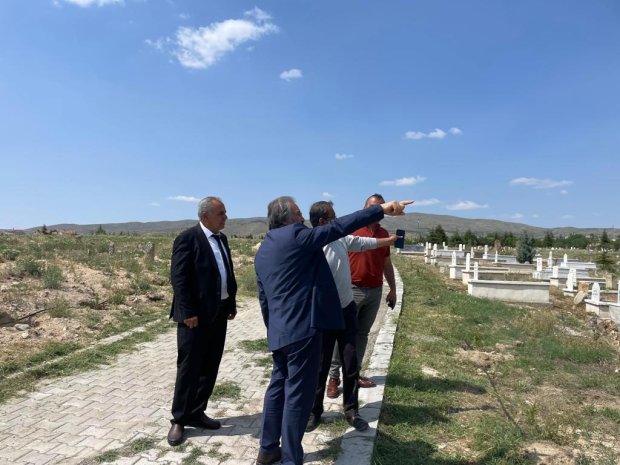 Belediye Başkanımız Sayın Mustafa Kenan Sarıtaş, mezarlıkta sürdürülen temizlik çalışmalarını yerinde inceledi.