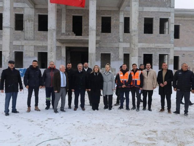 TBMM MHP Grup Başkanvekili ve Nevşehir Milletvekilimiz Sn. Prof. Dr. Filiz Kılıç ile Belediye Başkanımız Sn. Mustafa Kenan Sarıtaş, ilçemizde yapımı devam eden yeni hükümet konağı binasının inşaat ve şantiyesini ziyaret ettiler.