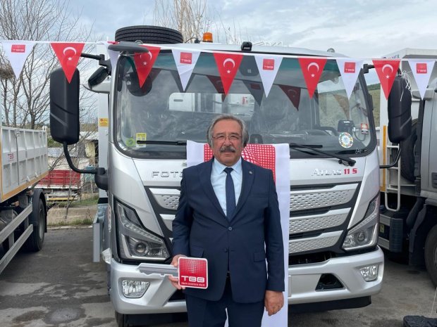Türkiye Belediyeler Birliği tarafından Belediyemize hibe edilen yeni aracın teslim işlemlerini gerçekleştirmek üzere Belediye Başkanımız Sayın Mustafa Kenan Sarıtaş, araç teslim törenine katıldı.