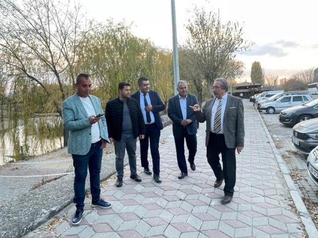 Belediye Başkanımız Mustafa Kenan Sarıtaş çelik konstrüksiyon montaj çalışmaları bugün sona eren Tarihi Taş Köprü’müzde devam eden çalışmaları inceleyip, vatandaşlarımızla sohbet etti.
