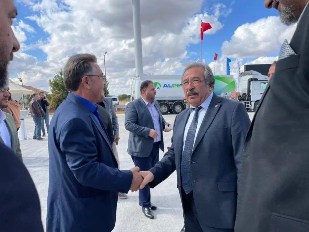 Belediye Başkanımız Mustafa Kenan SARITAŞ, Ankara - Kayseri yolu üzeri Çalış Kasabamızda faaliyete başlayan Azimli Petrol isimli işyerinin açılış törenine katıldı.