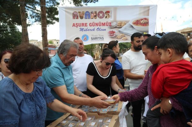 Belediye Başkanımız Sayın Mustafa Kenan Sarıtaş, Muharrem Ayı’nın manevi iklimi dolayısıyla Avanos Çarşı Meydanı’nda vatandaşlarımıza aşure ikramında bulundu.