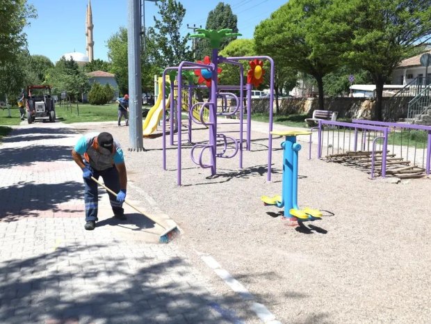 İlçemiz Genelinde Yeşil Alan Bakımları Yapılıyor