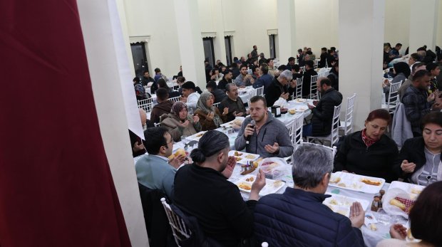 BELEDİYEMİZİN GELENEKSEL İFTAR SOFRASINDA HEMSEHRİLERİMİZ BİR ARADA ORUÇLARINI AÇIYOR