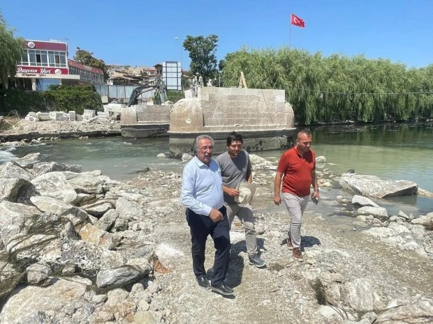 Belediye Başkanımız Mustafa Kenan Sarıtaş, restorasyon süreci devam eden Tarihi Taş Köprü’nün çalışmalarını yerinde inceledi.