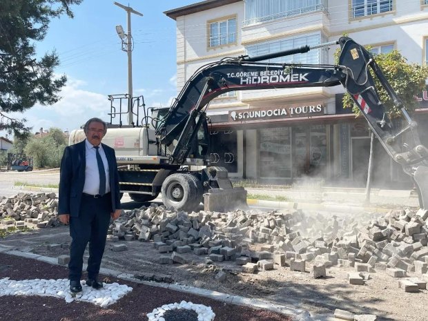 Belediye Başkanımız Mustafa Kenan Sarıtaş Fen İşleri Müdürlüğüne bağlı ekiplerimiz tarafından, Kapadokya caddesinde sıcak asfalt çalışması öncesi zemin hazırlığı ve kilitli parke sökümü çalışmasını yerinde inceledi.
