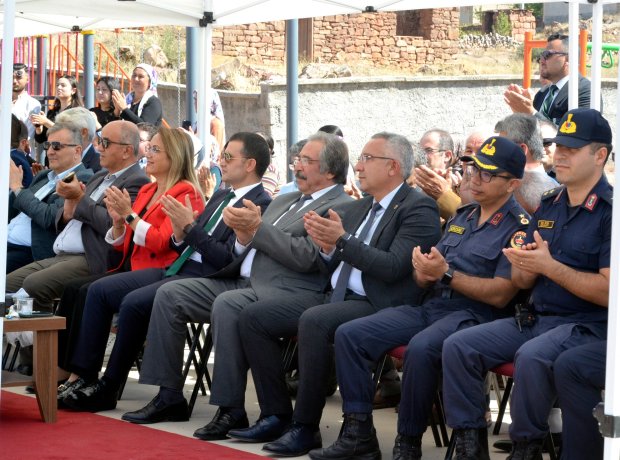 MHP Grup Başkanvekili ve Nevşehir Milletvekilimiz Prof. Dr. Filiz Kılıç, Avanos Kaymakamı Osman Bilici ve Belediye Başkanımız Mustafa Kenan Sarıtaş Ayhanlar İlkokulu tarafından hazırlanan 2024-2025 Eğitim - Öğretim Yılı Okul heyecanı kutlama programı ve A