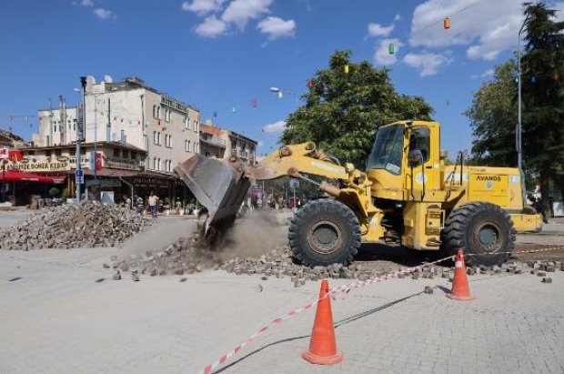 İlçemiz çarşı merkezinde başlattığımız asfalt çalışmalarımızı büyük bir titizlik ve yoğun bir tempoyla sürdürüyoruz.