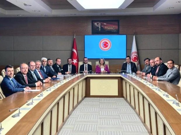 Başkan Sarıtaş TBMM 'de “Yerel Yönetimlerde Mevzuat, Projeler, Çevre, İklim Değişikliği ve Siyasal İletişim Stratejisi” Toplantısına Katıldı.