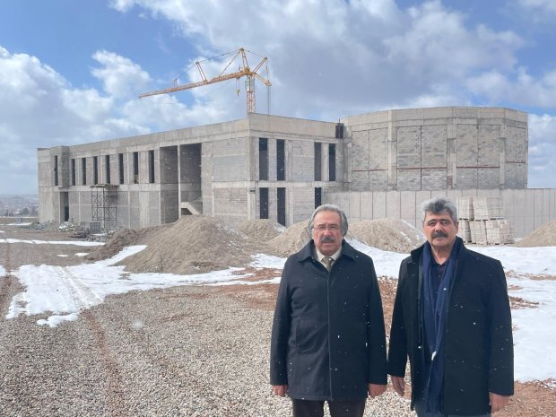 Belediye Başkanımız Sayın Mustafa Kenan Sarıtaş, Milliyetçi Hareket Partisi (MHP) Genel Başkanı Sayın Devlet Bahçeli'nin, Hacıbektaş'ta vakfettiği 6 dönümlük arsada inşa edilen, Horasan Erenleri Hacıbektaş Kültür ve Cemevi Külliyesi inşaatını zi