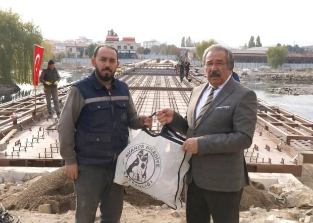 Tarihi Taş Köprünün Çelik Konstrüksiyon İşçilerine Başkan Sarıtaş Hediye Takdim Etti.