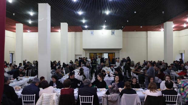BELEDİYEMİZİN GELENEKSEL İFTAR SOFRASINDA HEMSEHRİLERİMİZ BİR ARADA ORUÇLARINI AÇIYOR