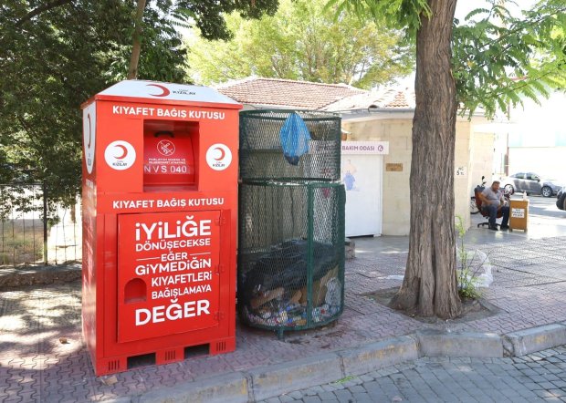 Avanos Belediye Başkanlığı, Türk Kızılay Nevşehir Şubesi ve Kızılay Lojiştik işbirliği protokolü kapsamında 8 noktaya kıyafet bağış kutuları yerleştirildi.