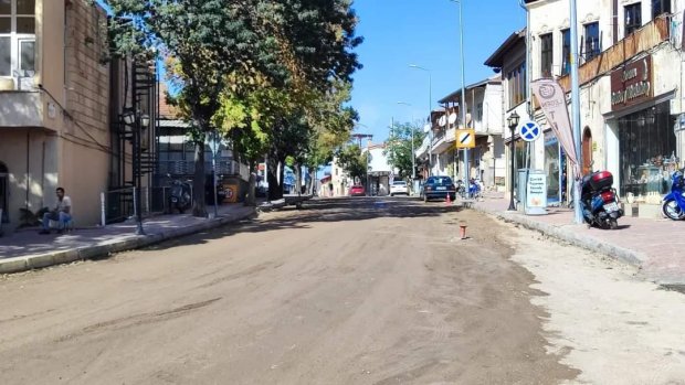 Alaaddin Camii ile Tarihi Taş Köprü'müz arası sıcak asfalt serim çalışmaları öncesi kilit parke söküm çalışmaları tamamlandı.