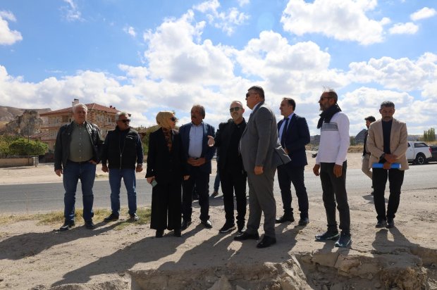 Çevre, Şehircilik ve İklim Değişikliği Bakanlığı Türkiye Çevre Ajansı ve Sıfır Atık Yönetim Direktörü Sayın Tuğrul Çamaş ile birlikte Belediye Başkanımız Sayın Mustafa Kenan Sarıtaş Avanos Çavuşin ve ve Zelve Paşabağları güzergahında devam eden asfalt ve