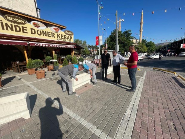 Belediyemizin çarşı merkezinde başlattığı yayalaştırma ve trafiği sınırlandırma çalışmalarının ardından, bölgenin estetik görünümünü de desteklemek üzere çarşı merkezine dekoratif çiçek saksıları temin edilerek yerleştirilmeye başlandı.