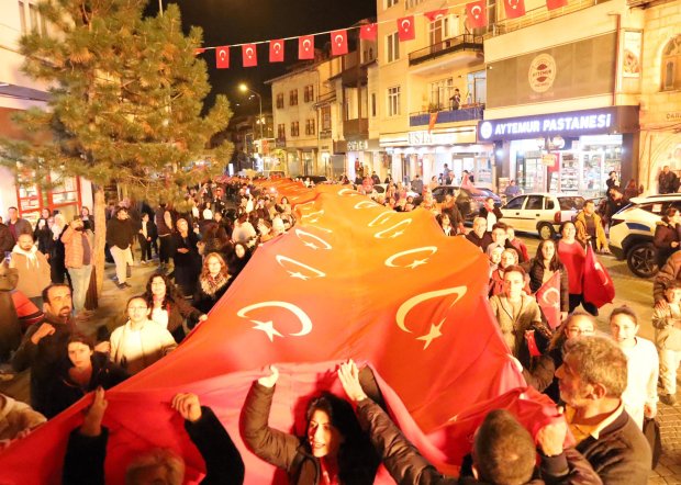 Cumhuriyet coşkusu meydanda yakılan sin sin ateşi ve çalınan marşlarla doyasıya kutlandı.