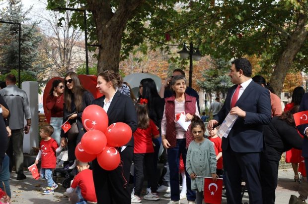 Cumhuriyetimizin 102. yılı etkinlikleri kapsamında, Avanos Mutlu Çocuk Anaokulu tarafından Cumhuriyet Korteji Yürüyüşü ve Çocuk Şenliği etkinliği düzenlendi.