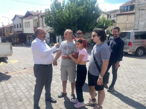 Belediye Başkanımız Mustafa Kenan Sarıtaş Çarşı esnaflarını ziyaret edip hayırlı işler diledi sohbet etti.