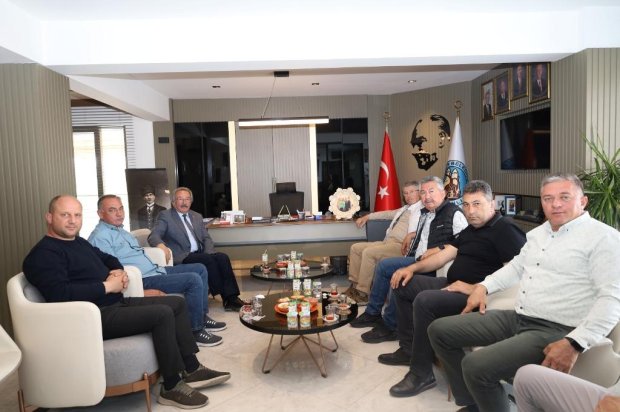 Kayseri Pancar Ekicileri Kooperatifi Yönetim Kurulu Başkanı Sayın Hüseyin Akay, Kayseri Şeker Fabrikası Yönetim Kurulu Başkanı Sayın Hurşit Dede ve beraberindeki yönetim kurulu üyeleri, Belediye Başkanımız Sayın Mustafa Kenan Sarıtaş’ı makamında ziyaret e